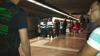 Doua pustoaice din Giurgiu au venit la Bucuresti pentru a se sinucide la metrou! Una dintre tinere a fost violata in repetate randuri de propriul frate! Cum au reusit politistii sa le salveze?