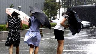 Ploi torentiale, vijelii si grindina, in toata tara, pana duminica seara