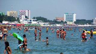 Pericol de epidemie la malul marii! Bacteria a ajuns deja in apa. Medicii avertizeaza turistii