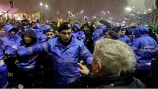 Jandarmul filmat in timp ce lovea un batran a fost promovat! In ianuarie, el era anchetat de Parchetul Militar