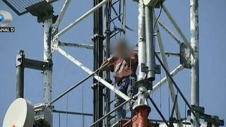 Clipe de panica in Bucuresti! Un tanar s-a urcat pe un releu si ameninta ca se sinucide. Ce s-a intamplat intre el si socrul sau