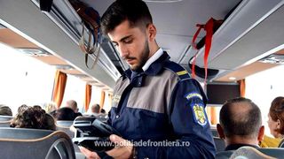 Copil de cinci ani, gasit de politistii de frontiera sub bancheta unui microbuz