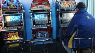 Un iesean si-a pierdut toti banii la pacanele, dupa care a talharit casiera salii de jocuri