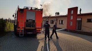 Incendiu la Arad! Pacientii unui centru de recuperare au fost evacuati dupa ce acoperisul cladirii a luat foc!