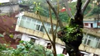 Imagini socante in India! O casa cu trei etaje a fost luata de viitura!