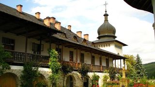 Descoperire macabra langa manastirea Sihastria! Un tanar de 30 de ani a fost gasit mort!