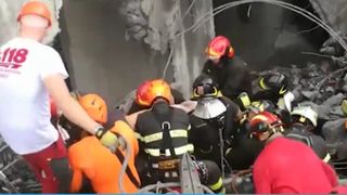 Autoritatile din Italia au oprit operatiunea de salvare dupa prabusirea podului din Genova