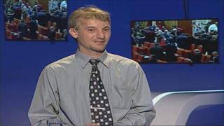 Ce mesaje primeste Adrian Sobaru, cameramanul TVR care s-a aruncat de la balconul Parlamentului: "Te rog frumos, daca, Doamne-ajuta, iti mai vine fericita idee de a verifica legea gravitatiei in Parlament sa o faci astfel incat..."