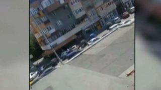 Bataie in strada la Targu-Jiu! Mai multi indivizi inarmati cu topoare si sabii au avariat masinile parcate