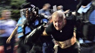 VIDEO Medicul pensionar care acuza jandarmii ca l-au batut, filmat in timp ce ataca fortele de ordine!