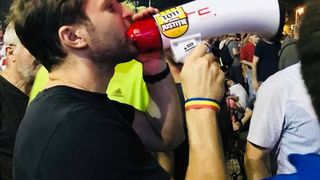 Initiatorul mitingului diasporei spune ca isi duce crucea! Dupa ce i-a murit fiica, Sebastian Burduja se imbarbateaza: &bdquo;Tine-o bine si urca pe Golgota spre Inviere&rdquo;