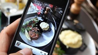 De ce fac fotografiaza oamenii farfuriile cu mancare? Nici nu au idee cat ii ajuta pe proprietarii restaurantelor