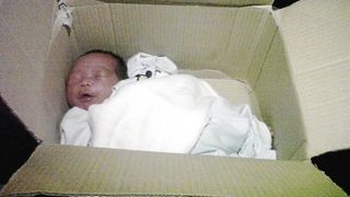 Copil abandonat intr-o cutie de carton pe marginea unui drum in China, gasit de cativa navetisti