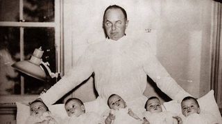 Cazul medical care a socat o lume intreaga! Miraculoasele cvintuplete Dionne au fost transformate de stat in exponate vii