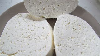 Nu te mai lasa pacalit! Branza contrafacuta a invadat pietele din Romania! Uite cum sa o recunosti ca sa nu iti iei TEAPA