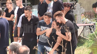 Peste 200 de persoane l-au condus pe ultimul drum pe Dan, barbatul care a murit la Mangalia dupa ce a salvat o femeie de la inec! Sotia lui, daramata de durere la capataiul sotlui!