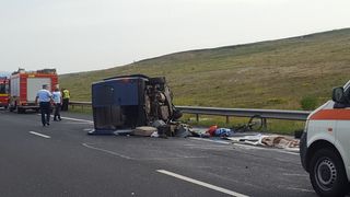 Un microbuz in care se aflau opt persoane s-a rasturnat pe A2 Bucuresti-Constanta. Trei barbati au fost raniti