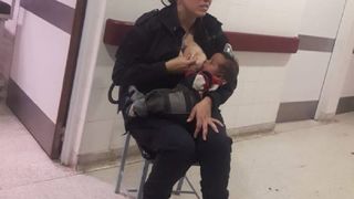 Gestul de milioane al unei politiste pentru una dintre detinute! Imaginea care face cat 1000 de cuvinte!