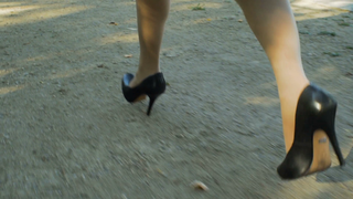 Ironia sortii! S-a laudat ca poate alerga pe tocuri pe autostrada si a fost calcata de o masina