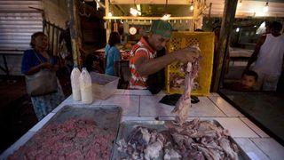 Imagini dezolante in Venezuela! Oamenii au ajuns sa se bata pentru bucati de carne stricata!