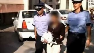 Femeia din Galati care si-a abandonat fetitele in casa si a fugit cu amantul a fost arestata!