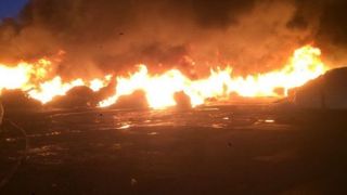 Incendiu puternic la o fabrica de mase plastice din Ialomita. Flacarile ameninta casele din apropiere