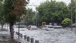 Anuntul facut de meteorologi pentru acest weekend: Vreme instabila, cu vijelii, ploi torentiale si grindina