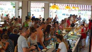 Panica in Costinesti! Zece persoane au acuzat stari de rau dupa ce au mancat la un restaurant din statiune!