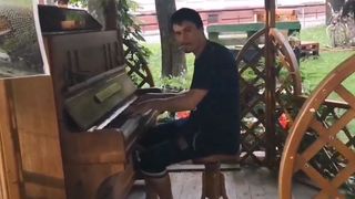 El este Ernest, un oradean crescut la casa de copii care canta dumnezeieste la pian