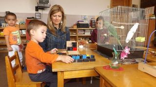 Tot mai multi parinti isi dau copiii la gradinite private, desi ii costa mai mult! Iata de ce!