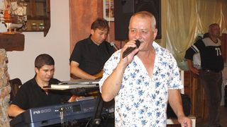 A murit Costel Geambasu, unul dintre cei mai cunoscuti cantareti de muzica de petrecere! Artistul a fost rapus de cancer!