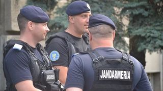 Zeci de persoane se afla in Piata Constitutiei, la mitingul pro-Jandarmeria! Ce mesaje au transmis oamenii revoltati: "Pe aici nu veti mai trece".