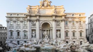 Doi turisti britanici sunt cautati de Politia Italiana dupa ce au facut o sedinta foto scandaloasa in Roma