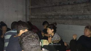 33 de persoane din Irak care au incercat sa iasa ilegal din tara, ascunse in interiorul unui automarfar, depistate in Vama Nadlac