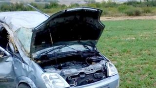 Masina lovita de tren in Timis. Soferut a murit, dupa ce autoturismul a a fost aruncat la cativa metri pe camp