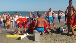 Fetita de 12 ani, salvata din apa marii si readusa la viata pe mal, a murit la spital! Familia traieste o adevarata drama