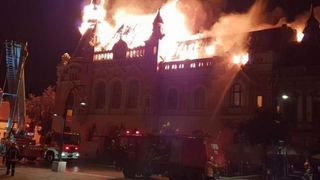 Iadul care a inghitit Palatul Episcopiei Greco-Catolice din Oradea a facut pagube pe care pana si specialistilor le e greu sa le estimeze