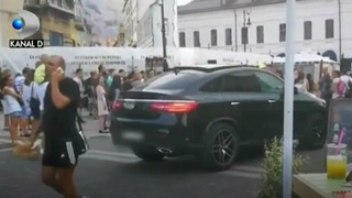 Imagini incredibile vin de la Craiova, unde un sofer a intrat cu masina de teren intr-o zona pietonala