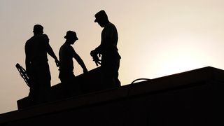 Culmea ironiei! Se cauta muncitori in constructii, in timp ce romanii pleaca in strainatate. Asa ca, dezvoltatorii au gasit o alta solutie