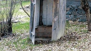 Un barbat din Vaslui si-a dat foc in WC-ul din fundul curtii. Barbatul suferea de o boala grava care ii accentuase starea de depresie