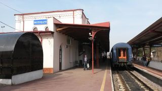 Caz misterios la Botosani. Un barbat de 36 de ani, gasit langa gara cu o mana si un picior taiate