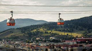 Trei ore de cosmar pentru 15 turisti care au ramas blocati in telegondola din Piatra Neamt. Printre cei blocati se afla si un bebelus