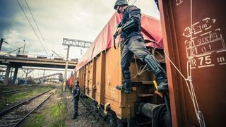 ATAC ARMAT asupra unui tren de calatori din Romania! Totul s-a petrecut in apropiere de Resita! Calatorii sunt in stare de SOC