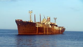 Plimbare in jurul epavei din Costinesti! Ruina care tine pe profit una dintre cele mai cunoscute statiuni