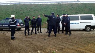 Un copil de aproximativ doi ani, cautat de pompieri, politisti si voluntari dupa ce a disparut de acasa