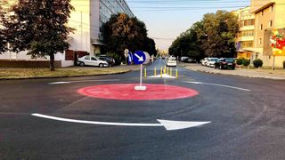 Sens giratoriu "desenat" in Buzau. Soferii au crezut ca nu vad bine