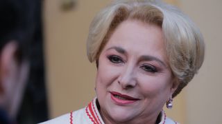 Viorica Dancila, huiduita de cativa protestatari, la sosirea la Scoala de Vara a femeilor PSD