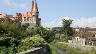 Castelul Corvinilor, vecinul hotelului de lux al celui mai bogat parlamentar din Hunedoara. Cum arata cladirea care se afla de trei ani in santier