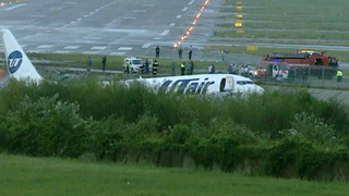 Un avion cu 170 de persoane la bord a luat foc pe aeroportul din Soci, dupa ce a ratat aterizarea. Un om a murit, iar alti 18 sunt grav raniti