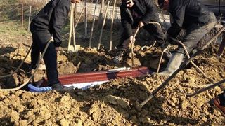 O crima misterioasa s-a rezolvat chiar in timpul inmormantarii! Cel care pregatea mortul pentru slujba religioasa a facut o descoperire absolut socanta